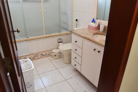 Casa à venda com 321m², 3 quartos e 4 vagas Casa à venda com 321m², 3 quartos e 4 vagasBanheiro da Suíte