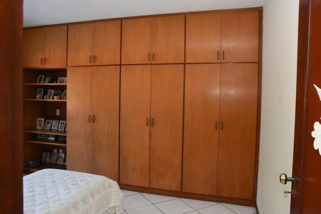 Casa à venda com 321m², 3 quartos e 4 vagas Casa à venda com 321m², 3 quartos e 4 vagasQuarto 2