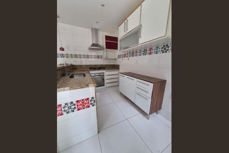 Casa de condomínio para alugar com 300m², 5 quartos e 4 vagas