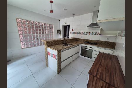 Casa de condomínio para alugar com 300m², 5 quartos e 4 vagas