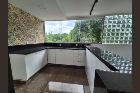 Casa de condomínio para alugar com 300m², 5 quartos e 4 vagas