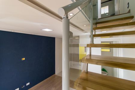 Casa de condomínio para alugar com 46m², 2 quartos e 1 vaga Casa de condomínio para alugar com 46m², 2 quartos e 1 vagaEscada entre andares