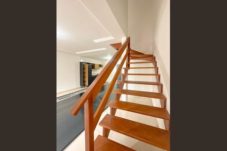 Casa para alugar com 80m², 2 quartos e 1 vagaEscada