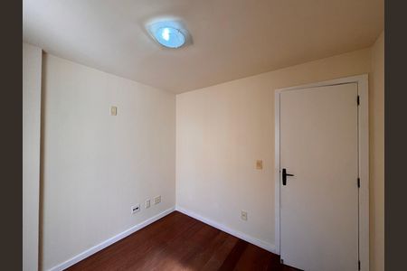 Apartamento à venda com 208m², 4 quartos e 2 vagas Apartamento à venda com 208m², 4 quartos e 2 vagasQuarto 1