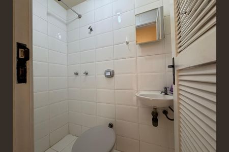Apartamento à venda com 208m², 4 quartos e 2 vagas Apartamento à venda com 208m², 4 quartos e 2 vagasCozinha e Área de Serviço - Banheiro