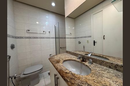 Apartamento à venda com 208m², 4 quartos e 2 vagas Apartamento à venda com 208m², 4 quartos e 2 vagasBanheiro (Social e Suíte)