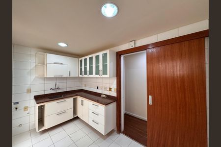 Apartamento à venda com 208m², 4 quartos e 2 vagas Apartamento à venda com 208m², 4 quartos e 2 vagasCozinha e Área de Serviço
