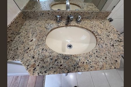 Apartamento à venda com 208m², 4 quartos e 2 vagas Apartamento à venda com 208m², 4 quartos e 2 vagasSuíte 1 - Banheiro