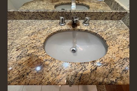 Apartamento à venda com 208m², 4 quartos e 2 vagas Apartamento à venda com 208m², 4 quartos e 2 vagasBanheiro (Social e Suíte)