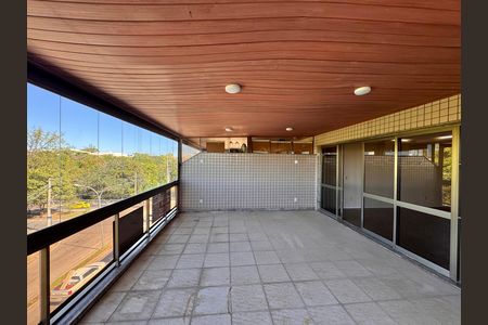 Apartamento à venda com 208m², 4 quartos e 2 vagas Apartamento à venda com 208m², 4 quartos e 2 vagasVaranda