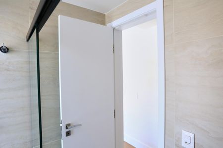 Apartamento à venda com 200m², 2 quartos e 3 vagas Apartamento à venda com 200m², 2 quartos e 3 vagasBanheiro da Suíte 1