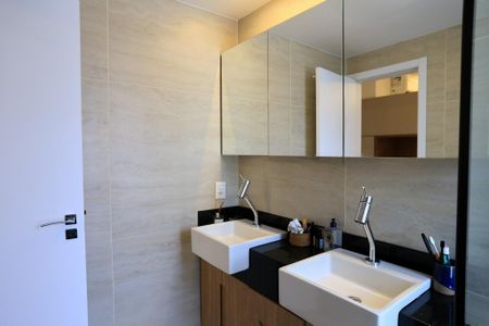 Apartamento à venda com 200m², 2 quartos e 3 vagas Apartamento à venda com 200m², 2 quartos e 3 vagasBanheiro da Suíte