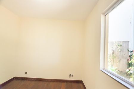Casa de condomínio à venda com 210m², 3 quartos e 2 vagassuite 