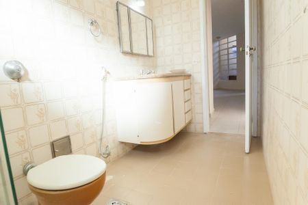 Casa de condomínio à venda com 210m², 3 quartos e 2 vagasBanheiro Social