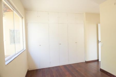 Casa de condomínio à venda com 210m², 3 quartos e 2 vagassuite 
