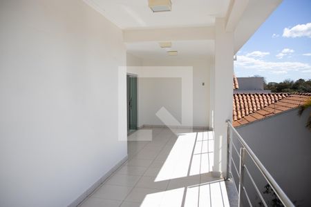 Casa à venda com 300m², 5 quartos e 4 vagas Casa à venda com 300m², 5 quartos e 4 vagasVaranda