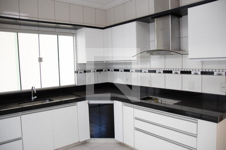 Casa à venda com 300m², 5 quartos e 4 vagas Casa à venda com 300m², 5 quartos e 4 vagasCozinha