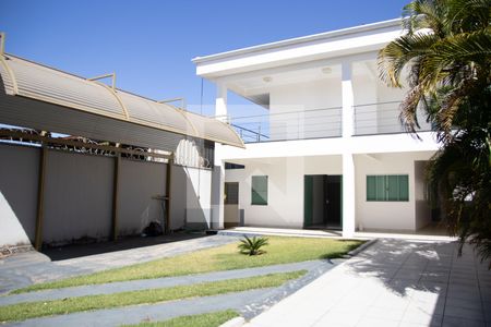 Casa à venda com 300m², 5 quartos e 4 vagas Casa à venda com 300m², 5 quartos e 4 vagasQuintal