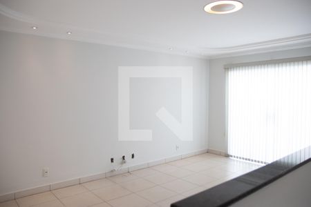 Casa à venda com 300m², 5 quartos e 4 vagas Casa à venda com 300m², 5 quartos e 4 vagasSala de TV