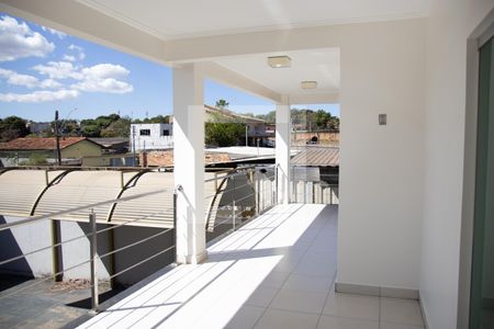 Casa à venda com 300m², 5 quartos e 4 vagas Casa à venda com 300m², 5 quartos e 4 vagasVaranda