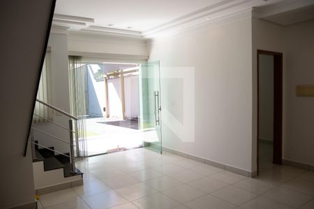 Casa à venda com 300m², 5 quartos e 4 vagas Casa à venda com 300m², 5 quartos e 4 vagasSala