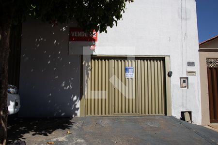 Casa à venda com 300m², 5 quartos e 4 vagas Casa à venda com 300m², 5 quartos e 4 vagasFachada