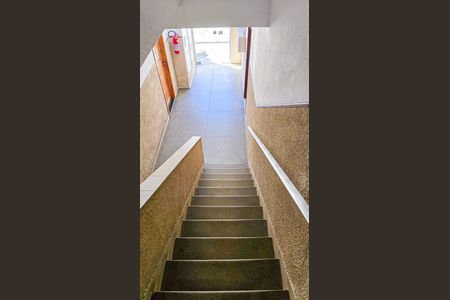 Escada de apartamento para alugar com 2 quartos, 50m² em Pilares, Rio de Janeiro