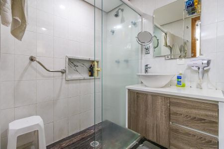 Banheiro de apartamento à venda com 1 quarto, 40m² em Alphaville Industrial, Barueri