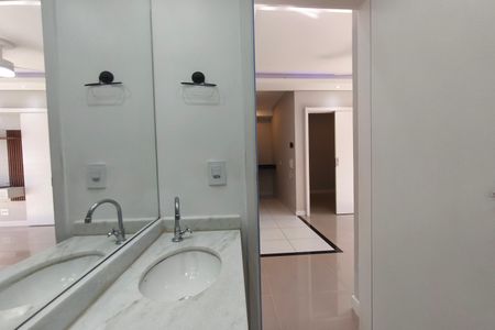 Banheiro de apartamento à venda com 2 quartos, 38m² em Jardim Ipaussurama, Campinas
