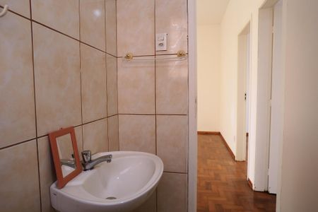 Banheiro de apartamento para alugar com 2 quartos, 54m² em São Lucas, Belo Horizonte