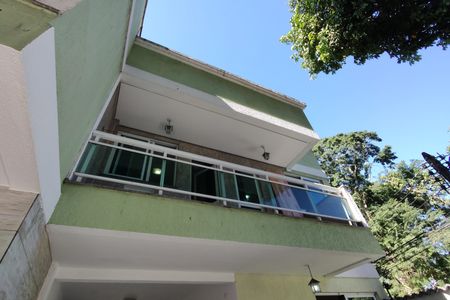 Casa para alugar com 106m², 3 quartos e 1 vaga Casa para alugar com 106m², 3 quartos e 1 vagaFachada