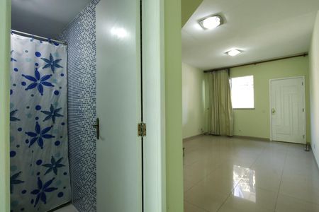 Casa para alugar com 106m², 3 quartos e 1 vaga Casa para alugar com 106m², 3 quartos e 1 vagaSala e Banheiro social 2