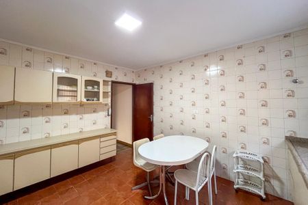 Casa para alugar com 184m², 4 quartos e 2 vagas Casa para alugar com 184m², 4 quartos e 2 vagasCozinha
