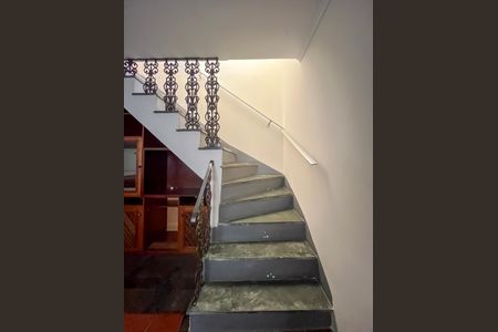 Escada de casa para alugar com 4 quartos, 184m² em Jardim Vergueiro, São Paulo