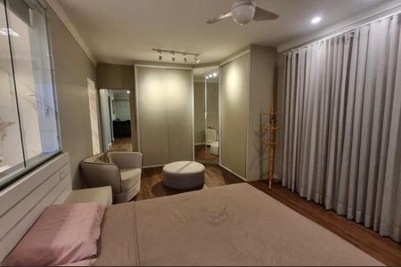 Quarto com cama, cadeira e armário com espelho. de casa à venda com 4 quartos, 287m² em Vila America, São Paulo