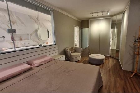 Quarto com cama, sofá e armário, com iluminação boa e decoração simples. de casa à venda com 4 quartos, 287m² em Vila America, São Paulo