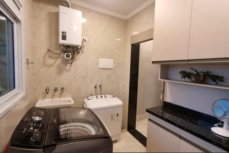 Quarto com lavanderia e armários, com uma janela e iluminação boa. de casa à venda com 4 quartos, 287m² em Vila America, São Paulo