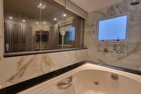 Banheiro com piso de porcelanato, pia de granito e janela pequena. de casa à venda com 4 quartos, 287m² em Vila America, São Paulo
