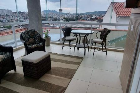 Varanda com vista para a cidade, com móveis de madeira e tapetes coloridos. de casa à venda com 4 quartos, 287m² em Vila America, São Paulo