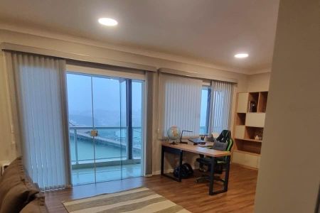 Sala com vista para o mar, com móveis modernos e iluminação adequada. de casa à venda com 4 quartos, 287m² em Vila America, São Paulo