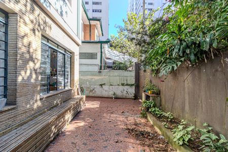 Casa à venda com 300m², 3 quartos e 4 vagas Casa à venda com 300m², 3 quartos e 4 vagasQuintal