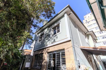 Casa à venda com 300m², 3 quartos e 4 vagas Casa à venda com 300m², 3 quartos e 4 vagasFachada