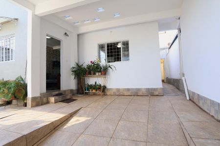 Garagem de casa à venda com 2 quartos, 180m² em Boa Vista, Belo Horizonte
