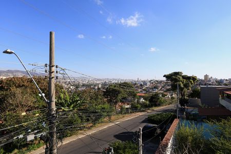 Vista de casa à venda com 2 quartos, 180m² em Boa Vista, Belo Horizonte