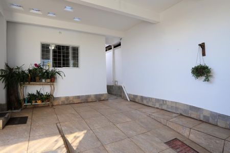 Garagem de casa à venda com 2 quartos, 180m² em Boa Vista, Belo Horizonte