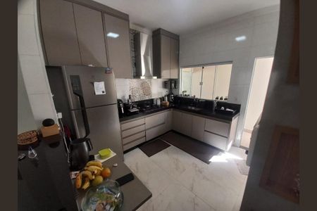 Cozinha de casa para alugar com 3 quartos, 180m² em Santa Rosa, Uberlândia