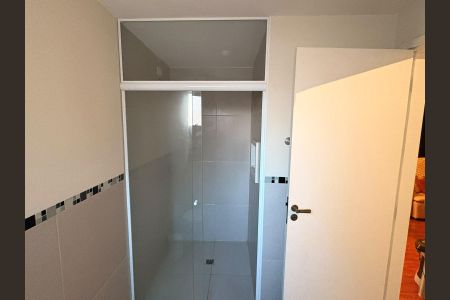 Banheiro de apartamento à venda com 1 quarto, 64m² em Guarani, Campinas