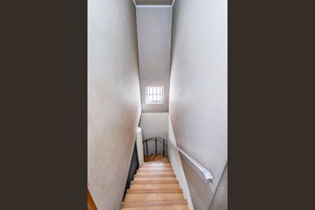 Casa para alugar com 180m², 3 quartos e 2 vagas Casa para alugar com 180m², 3 quartos e 2 vagasEscada