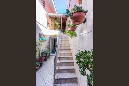 Escada de casa para alugar com 3 quartos, 180m² em Parque Nações Unidas, São Paulo