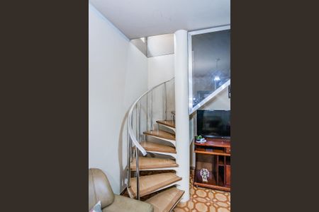 Casa para alugar com 180m², 3 quartos e 2 vagas Casa para alugar com 180m², 3 quartos e 2 vagasEscada